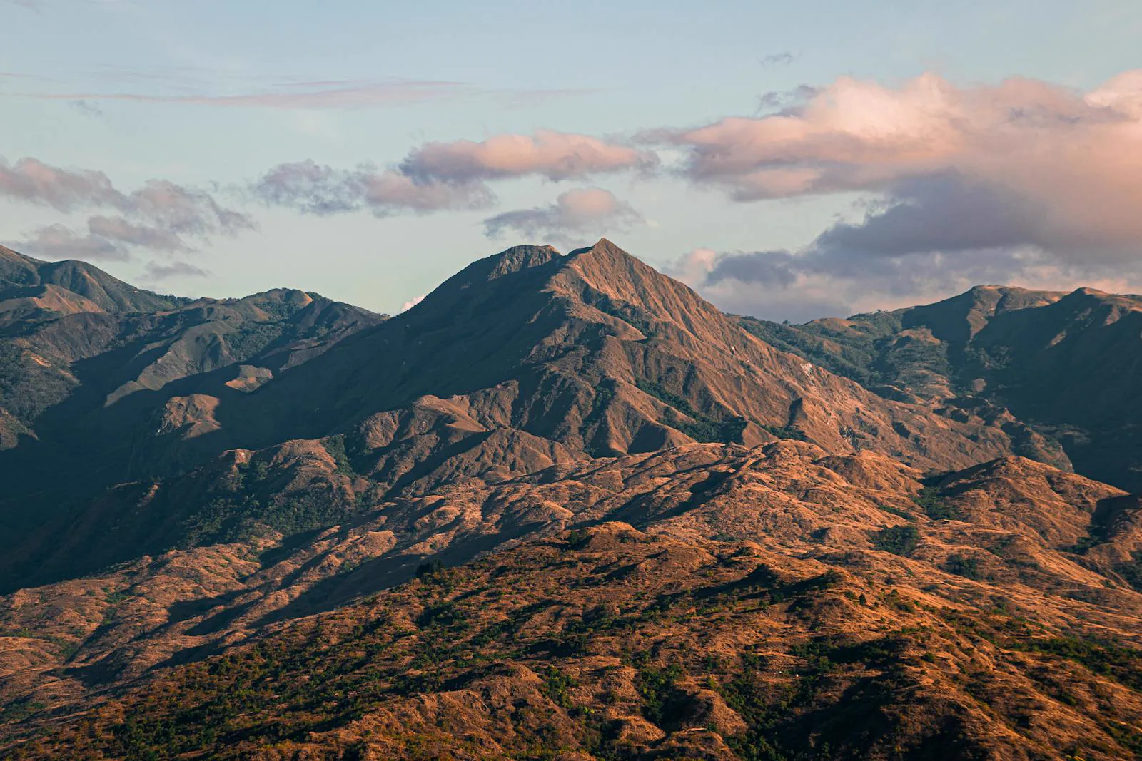Le montagne di Mount Iglit, a Occidental Mindoro nelle Filippine, illuminate dalla luce del tramonto