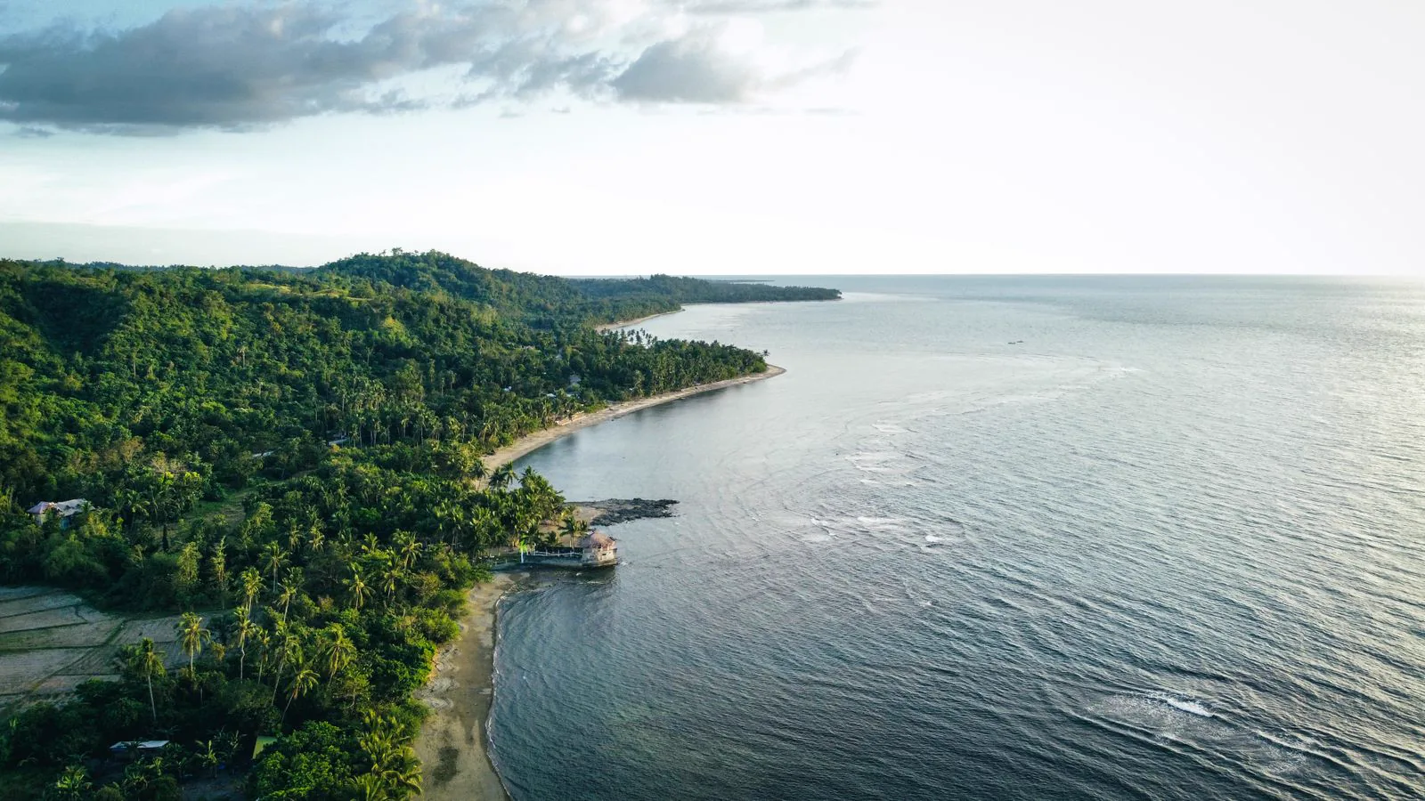 Veduta aerea della costa verde di Sablayan, a Occidental Mindoro nelle Filippine